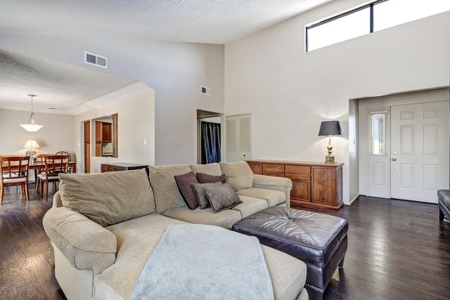 215 Western Hills Drive SE, Rio Rancho, NM 87124