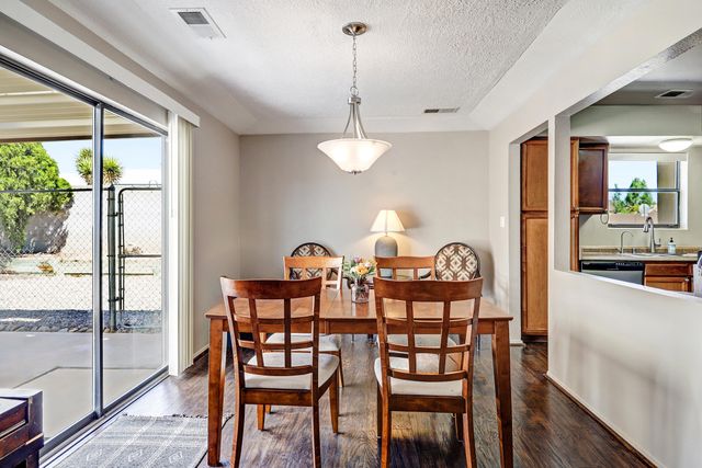 215 Western Hills Drive SE, Rio Rancho, NM 87124