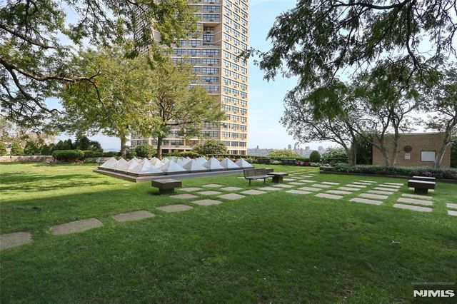 7004 JFK Blvd E Boulevard 20E, Guttenberg, NJ 07093