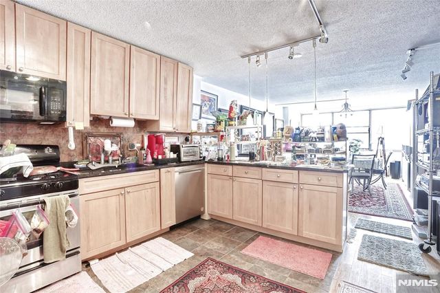 7004 JFK Blvd E Boulevard 20E, Guttenberg, NJ 07093