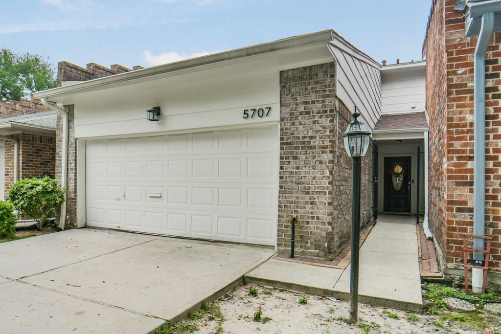 5707 Innsbruck Street, Bellaire, TX 77401