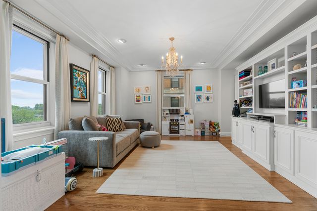 3740 N Lake Shore Drive 5A, Chicago, IL 60613