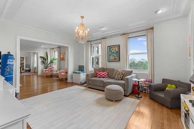 3740 N Lake Shore Drive 5A, Chicago, IL 60613