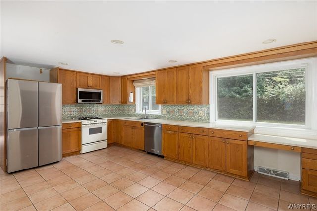 181 Halwill AKA 40 Parkledge Drive, Amherst, NY 14226