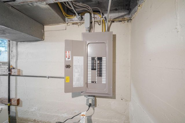 1047 W Washington STREET, West Bend, WI 53095