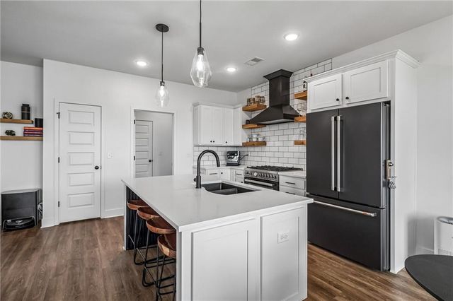 3730 NW 96th Court, Kansas City, MO 64154