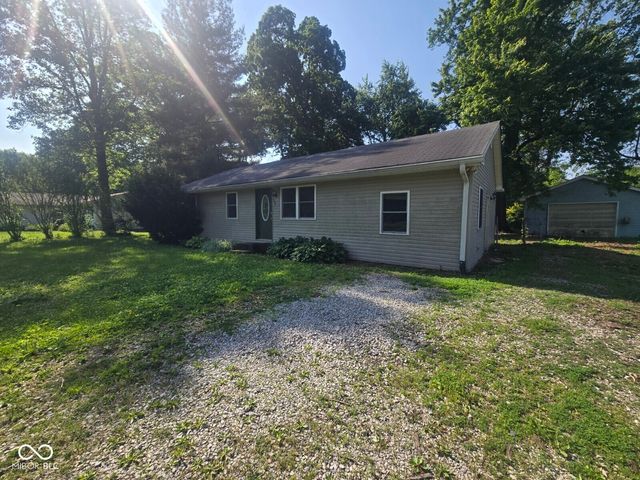 102 E Davidson Street, Staunton, IN 47881