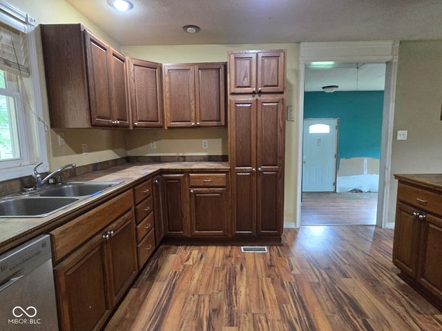 102 E Davidson Street, Staunton, IN 47881