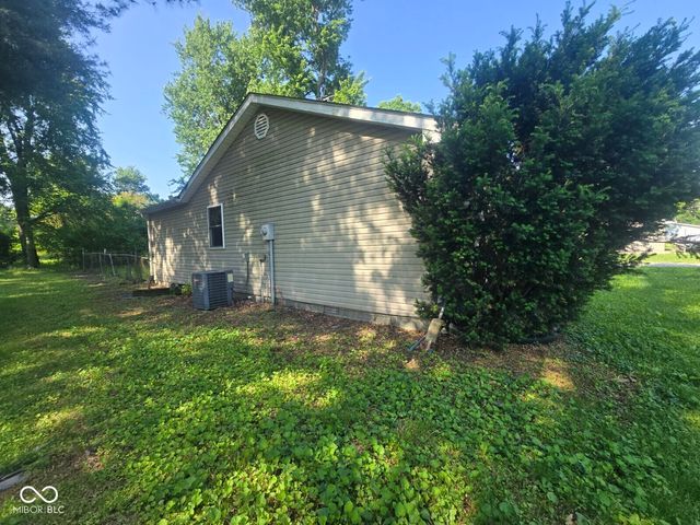 102 E Davidson Street, Staunton, IN 47881