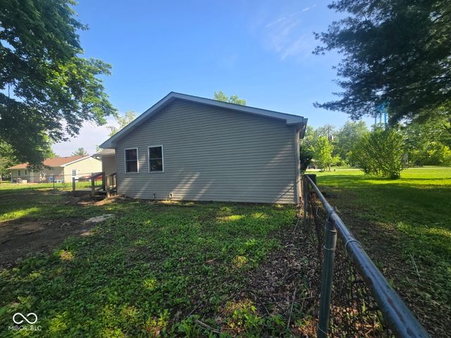 102 E Davidson Street, Staunton, IN 47881