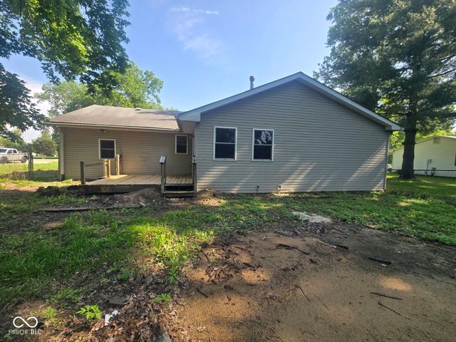 102 E Davidson Street, Staunton, IN 47881