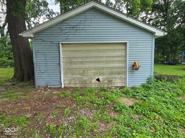 102 E Davidson Street, Staunton, IN 47881