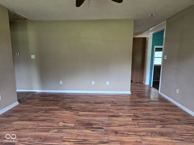 102 E Davidson Street, Staunton, IN 47881
