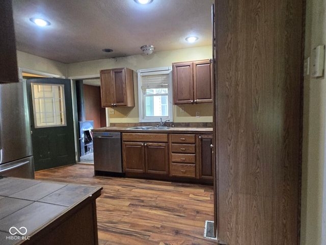 102 E Davidson Street, Staunton, IN 47881