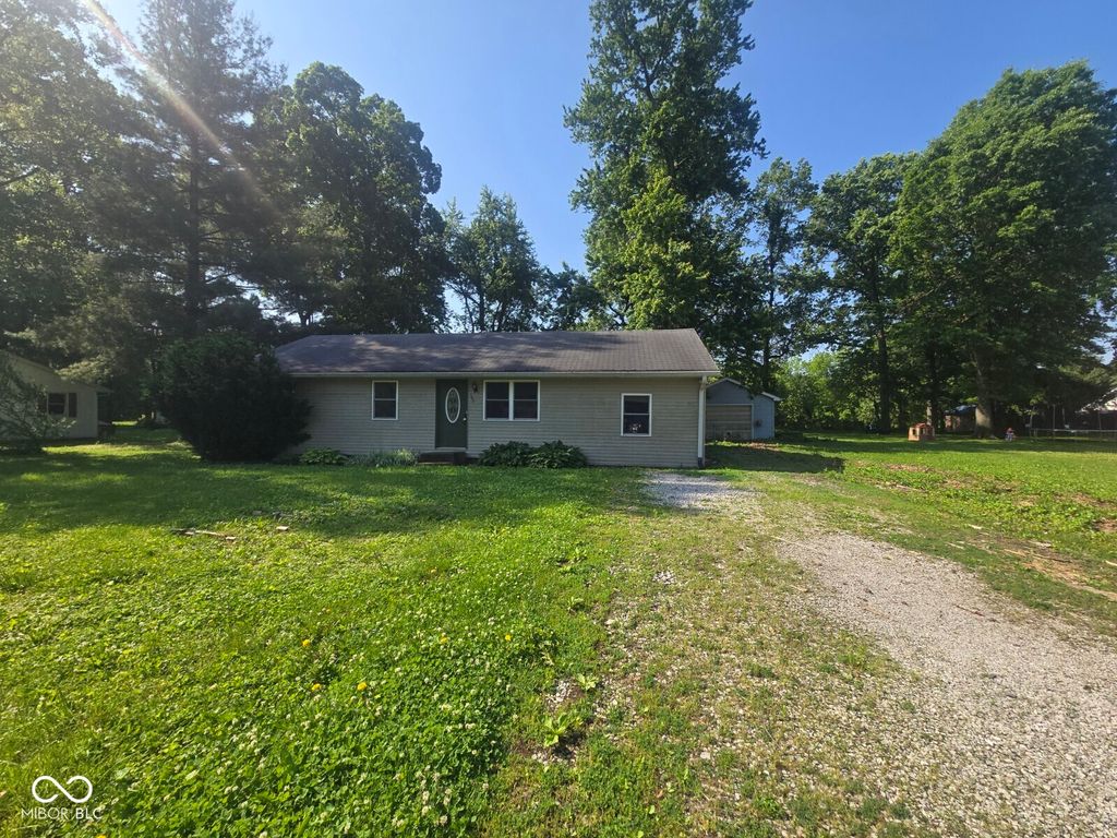 102 E Davidson Street, Staunton, IN 47881