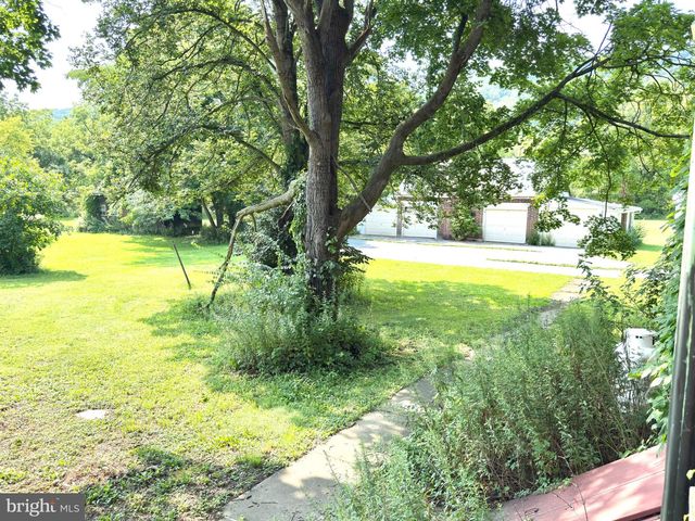 4550 VERA CRUZ RD, Center Valley, PA 18034