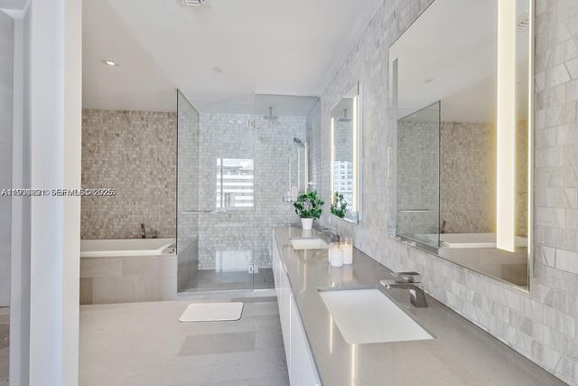 88 SW 7th St 1710, Miami, FL 33130