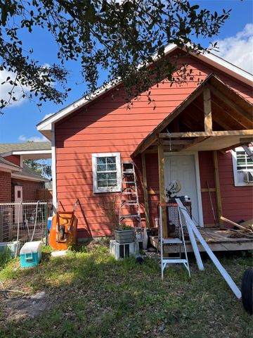 320 Commerce Lane, Highlands, TX 77562