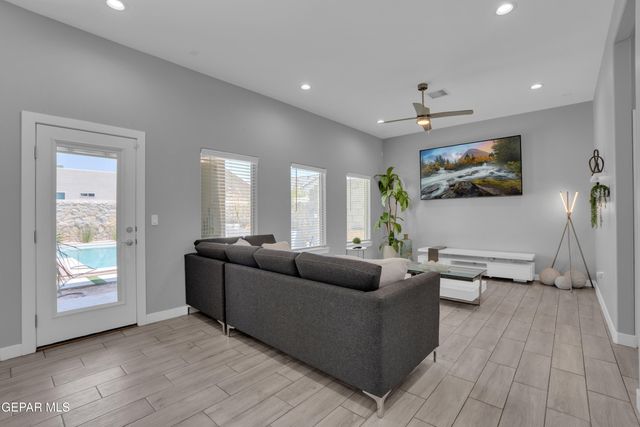 942 AIRSHIP Place, El Paso, TX 79928
