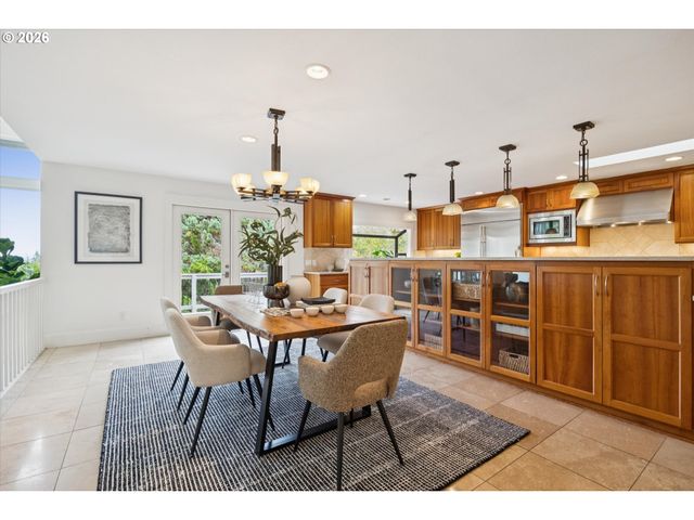 26 MONTICELLO Dr, Lake Oswego, OR 97035