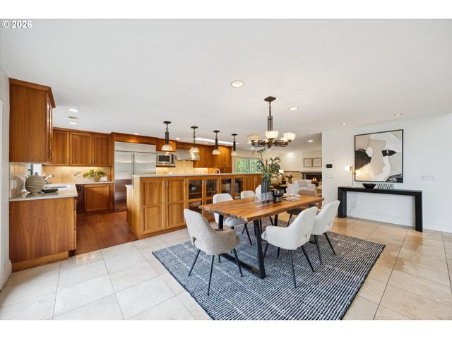 26 MONTICELLO Dr, Lake Oswego, OR 97035