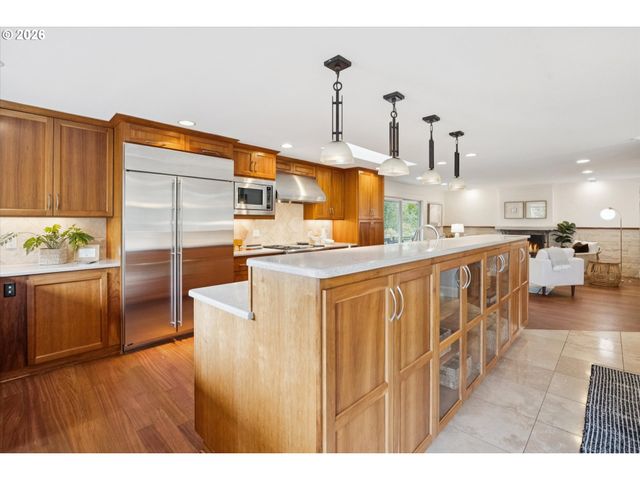 26 MONTICELLO Dr, Lake Oswego, OR 97035