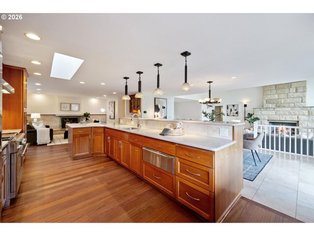 26 MONTICELLO Dr, Lake Oswego, OR 97035