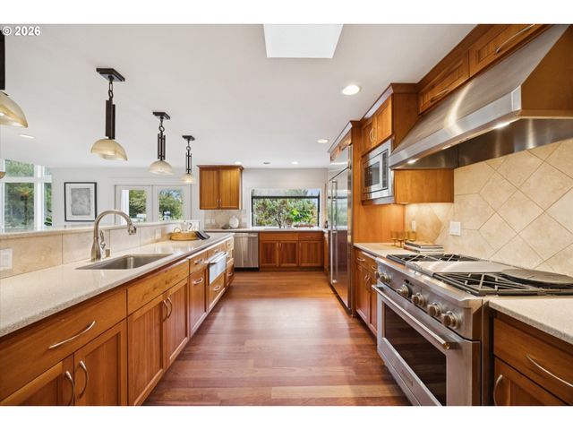 26 MONTICELLO Dr, Lake Oswego, OR 97035