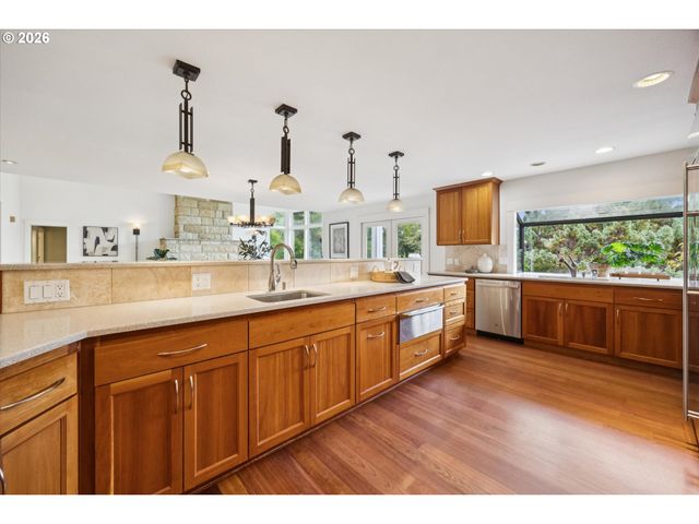 26 MONTICELLO Dr, Lake Oswego, OR 97035