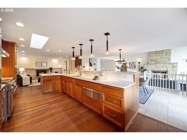 26 MONTICELLO Dr, Lake Oswego, OR 97035