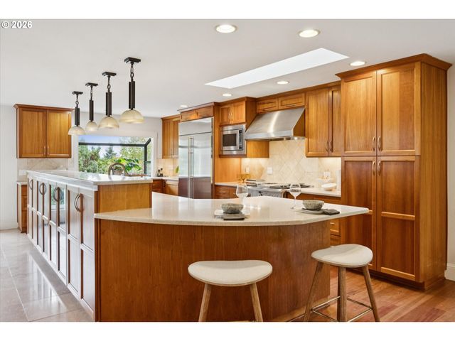 26 MONTICELLO Dr, Lake Oswego, OR 97035