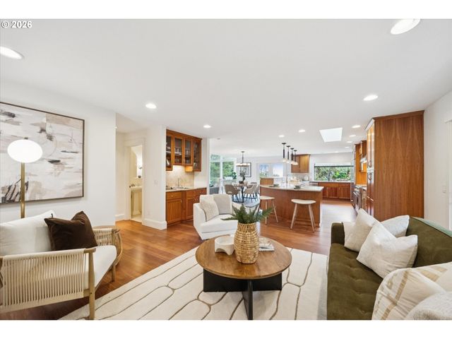 26 MONTICELLO Dr, Lake Oswego, OR 97035