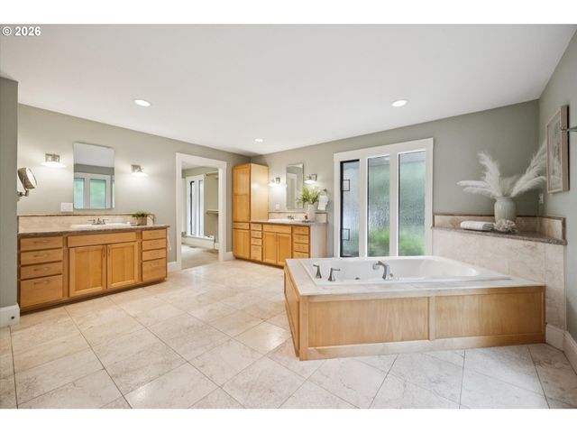 26 MONTICELLO Dr, Lake Oswego, OR 97035
