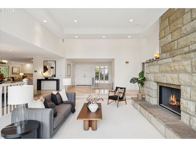 26 MONTICELLO Dr, Lake Oswego, OR 97035