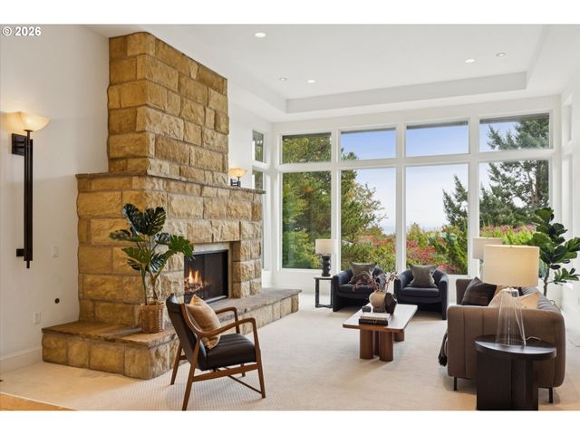 26 MONTICELLO Dr, Lake Oswego, OR 97035