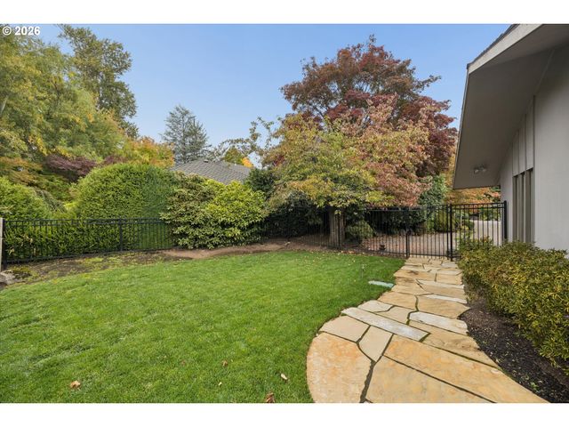 26 MONTICELLO Dr, Lake Oswego, OR 97035