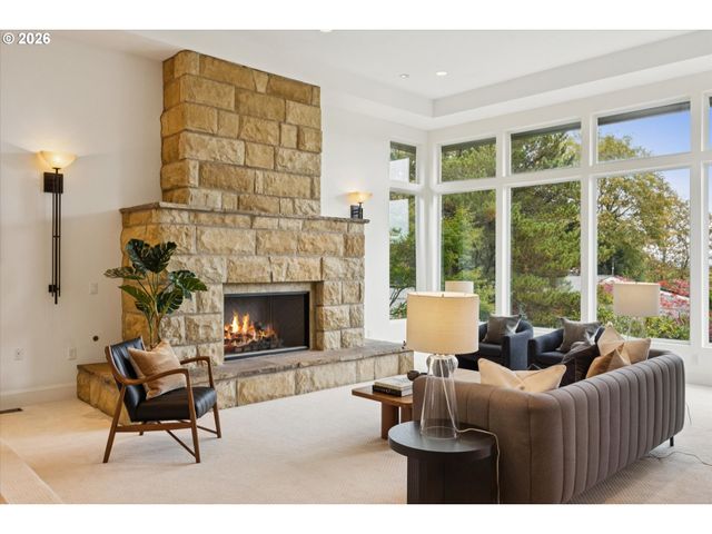 26 MONTICELLO Dr, Lake Oswego, OR 97035