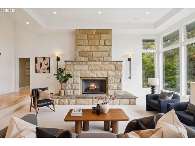 26 MONTICELLO Dr, Lake Oswego, OR 97035