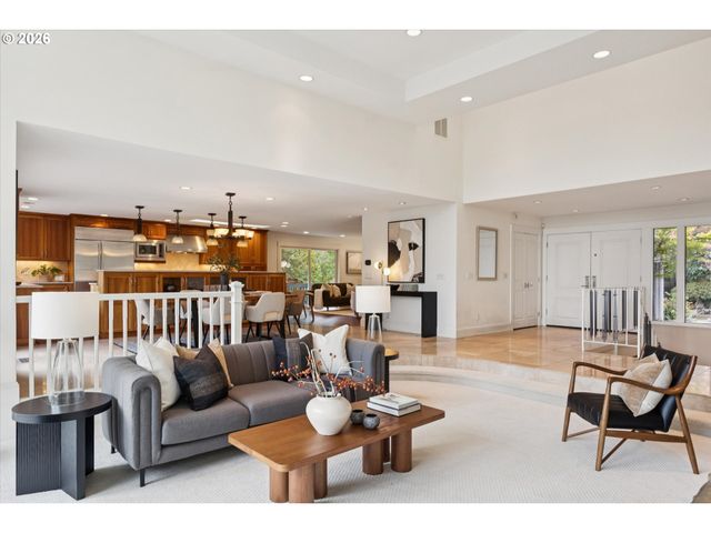 26 MONTICELLO Dr, Lake Oswego, OR 97035