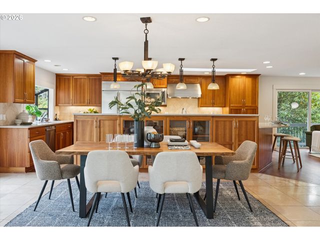 26 MONTICELLO Dr, Lake Oswego, OR 97035