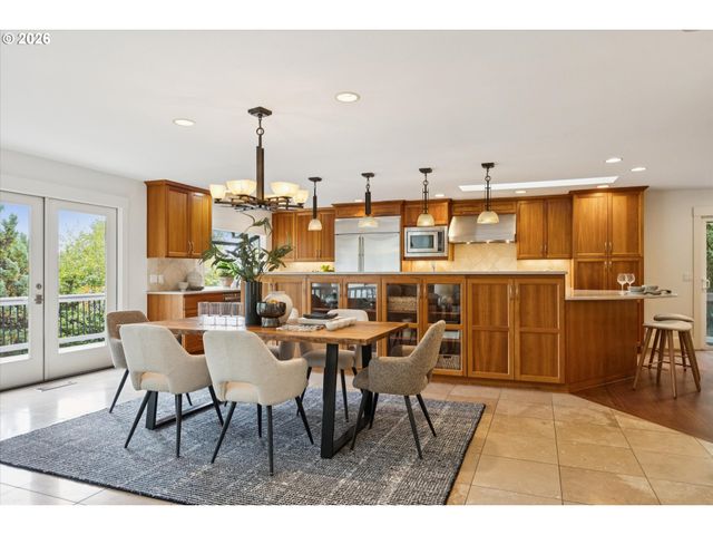 26 MONTICELLO Dr, Lake Oswego, OR 97035