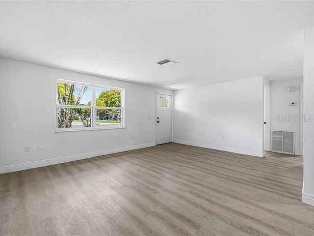 39252 HEIGHTS AVENUE, Zephyrhills, FL 33542