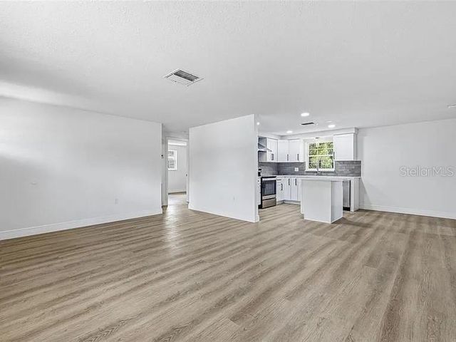39252 HEIGHTS AVENUE, Zephyrhills, FL 33542