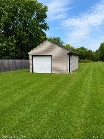 7379 Lawrence Street, Grand Blanc, MI 48439