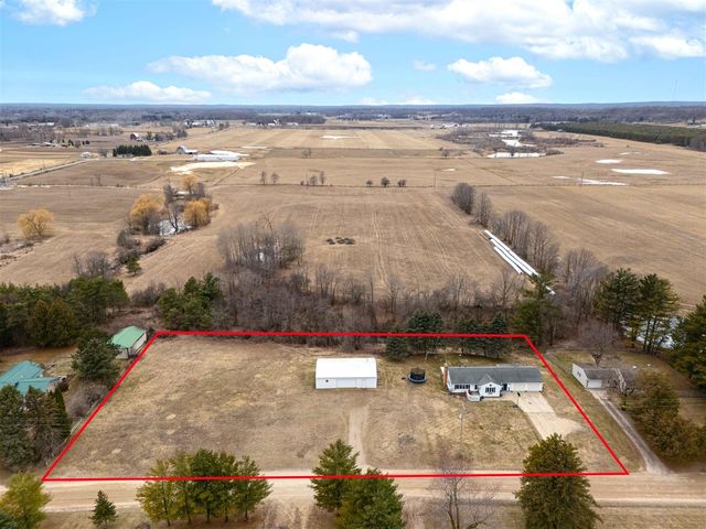 6740 S Eberhart Avenue, Clare, MI 48617