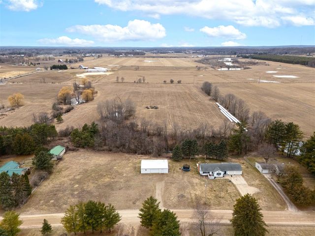 6740 S Eberhart Avenue, Clare, MI 48617