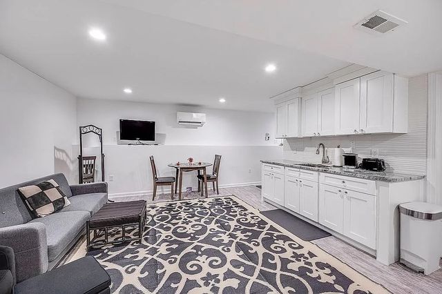 396 Dedham St, Newton, MA 02459
