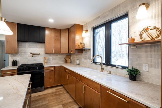 12500 W Scarborough DRIVE, New Berlin, WI 53151