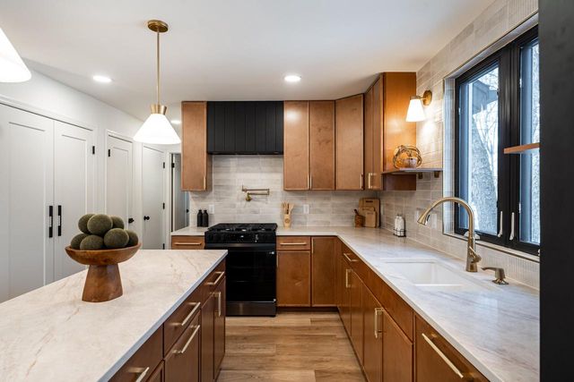 12500 W Scarborough DRIVE, New Berlin, WI 53151