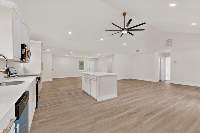 910 S Chatfield Street, Ennis, TX 75119